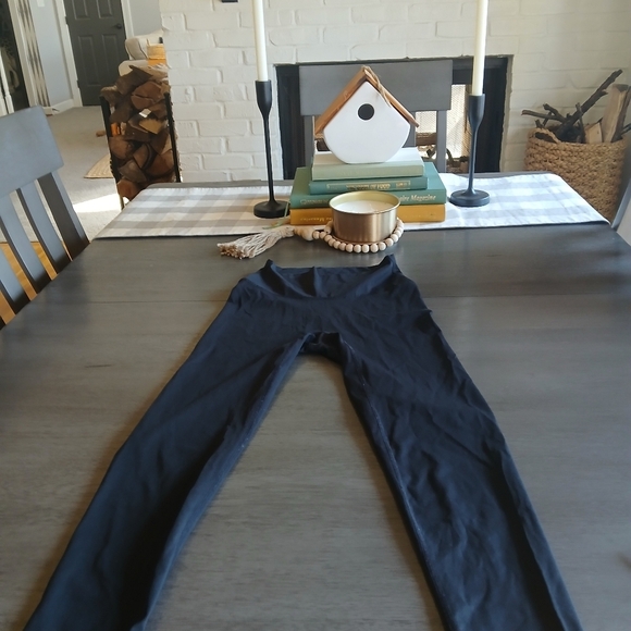LULULEMON Black Leggings NWOT SIZE 4 CROPPES MID LENGTH - Picture 1 of 6